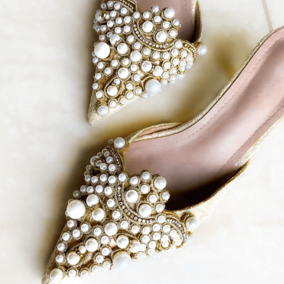 Weiße Satin-Pumps mit Perlen und Schmucksteinen
