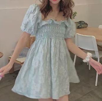Vestido fruncido con bordado y mangas abullonadas