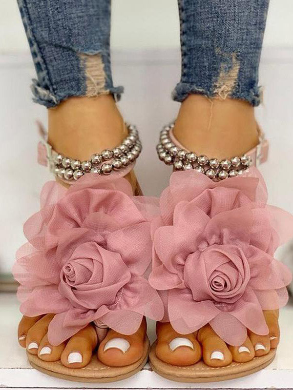 Flache Sandalen mit Blumen-String-Perlen und Knöchelriemen