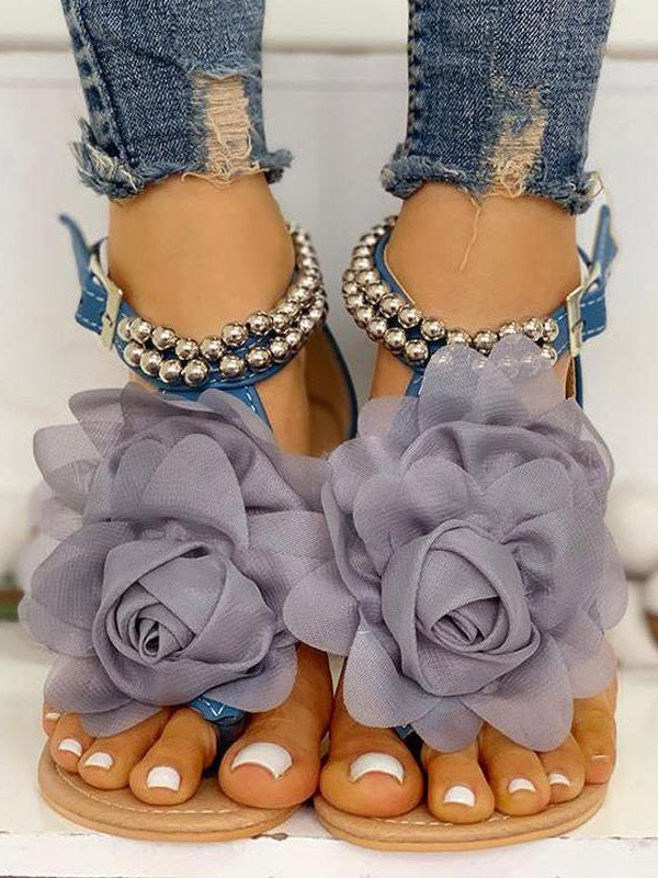 Flache Sandalen mit Blumen-String-Perlen und Knöchelriemen