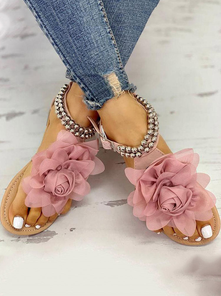 Flache Sandalen mit Blumen-String-Perlen und Knöchelriemen
