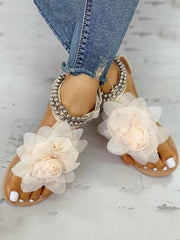 Flache Sandalen mit Blumen-String-Perlen und Knöchelriemen