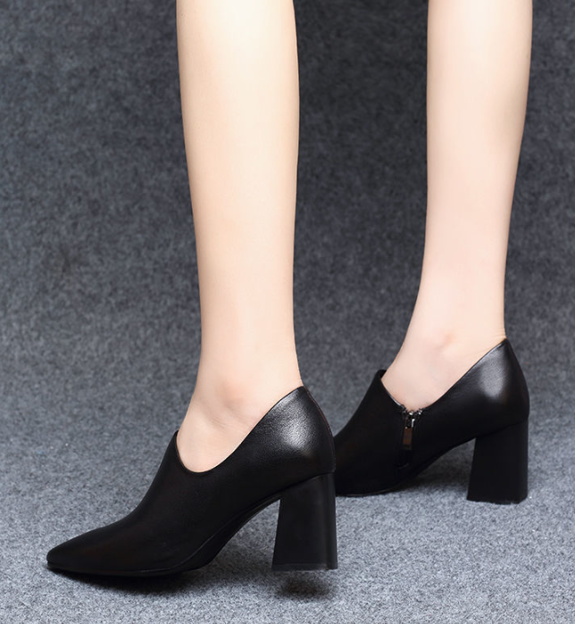 Zapatos de tacón alto con punta puntiaguda
