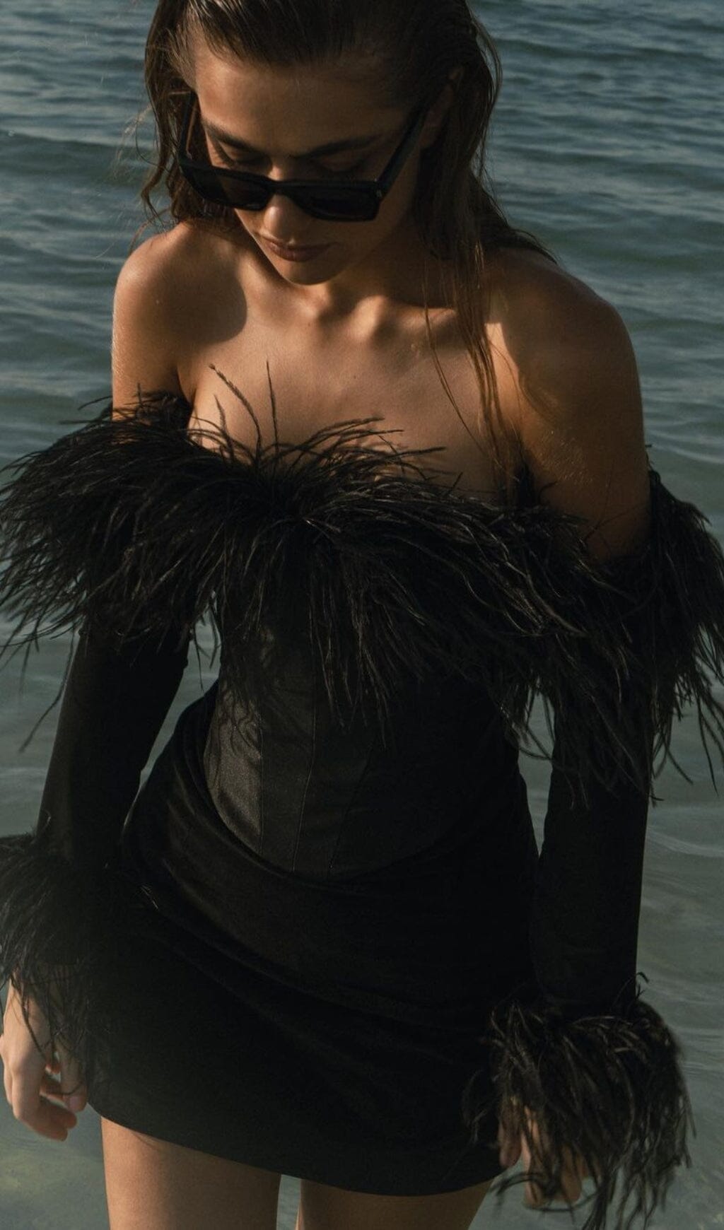 Minivestido negro con corsé de plumas