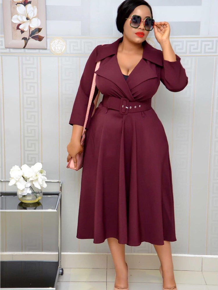 Modisches Maxikleid mit einfarbigem Revers