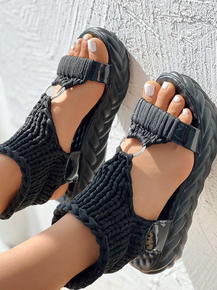 Plateausandalen mit geflochtenem Strick und O-Ring