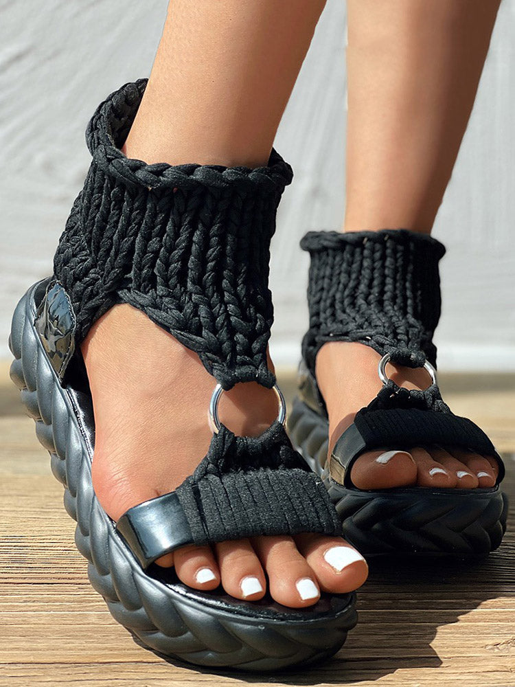 Plateausandalen mit geflochtenem Strick und O-Ring
