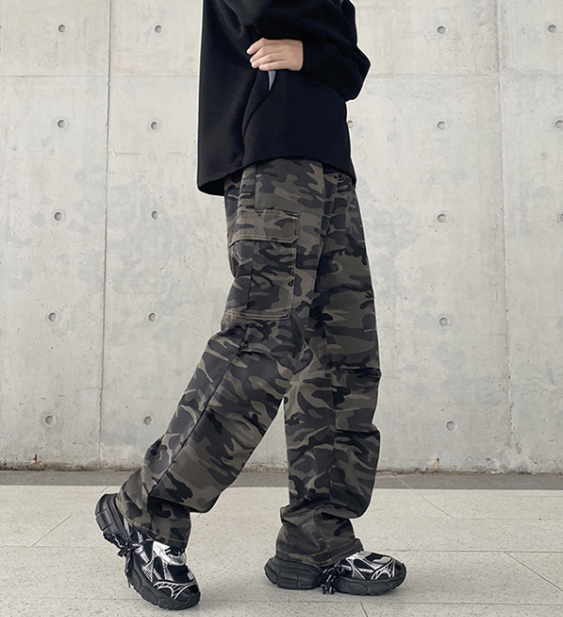 Pantalones cargo de camuflaje de corte holgado