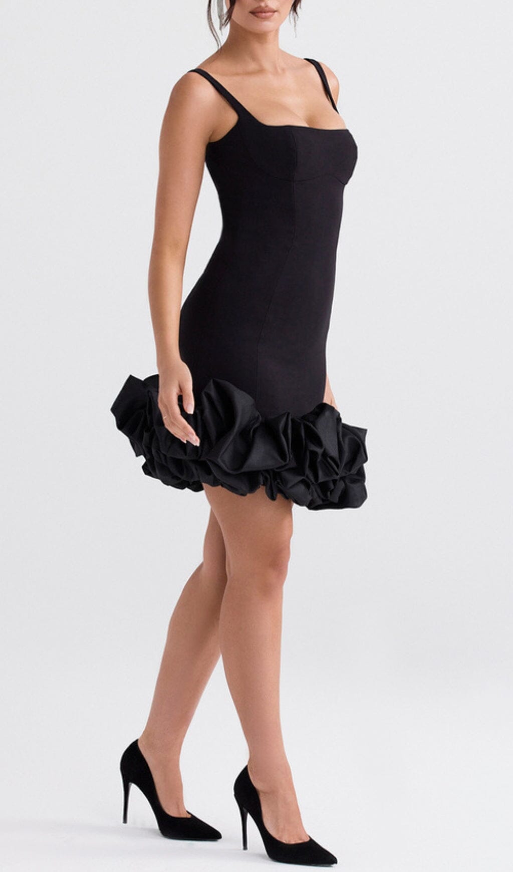 Schwarzes Kleid mit Rüschensaum