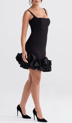 Schwarzes Kleid mit Rüschensaum