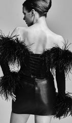 Minivestido negro con corsé de plumas