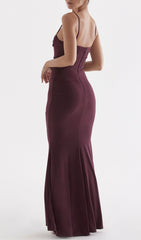 Vestido largo con corsé de cereza oscura