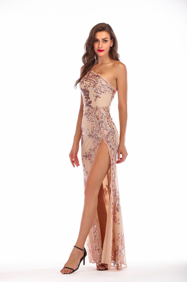 Vestido largo con lentejuelas brillantes y abertura pronunciada
