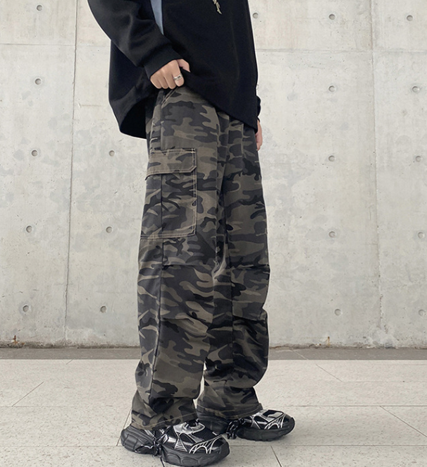 Pantalones cargo de camuflaje de corte holgado