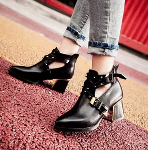 High Heels aus Leder mit Schnalle