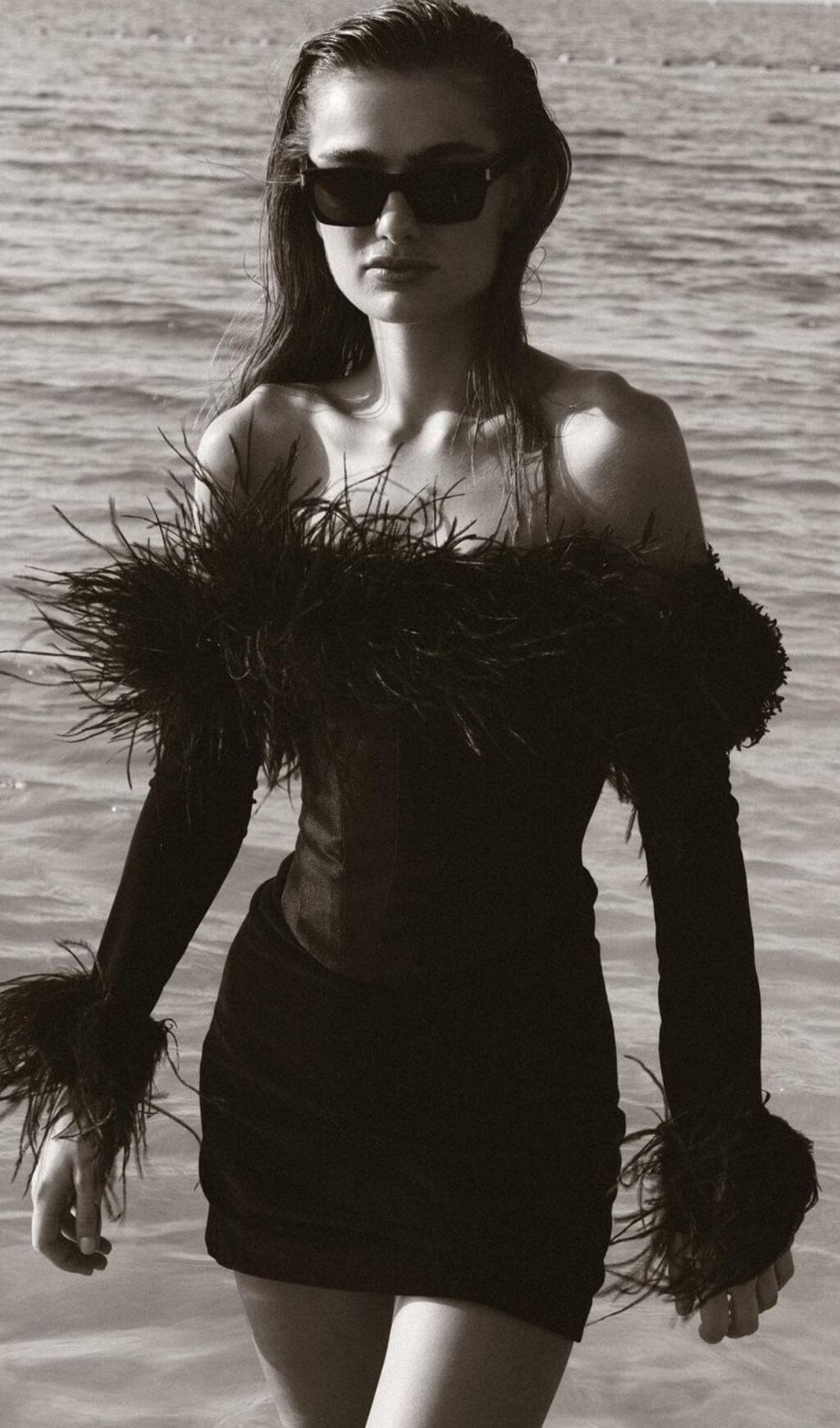 Minivestido negro con corsé de plumas