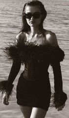 Minivestido negro con corsé de plumas
