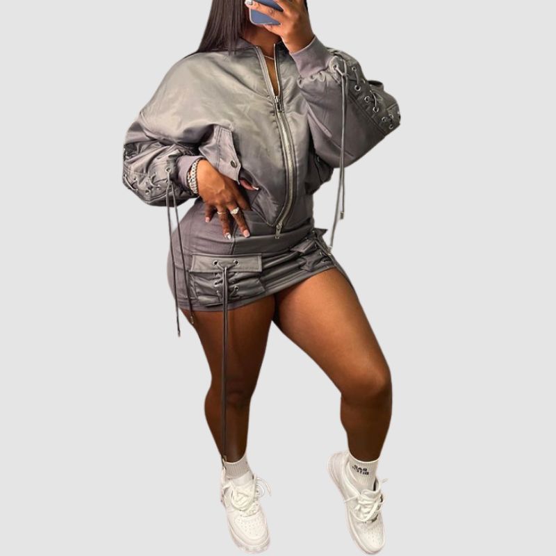 Set aus schwerer Trägerjacke und Minirock