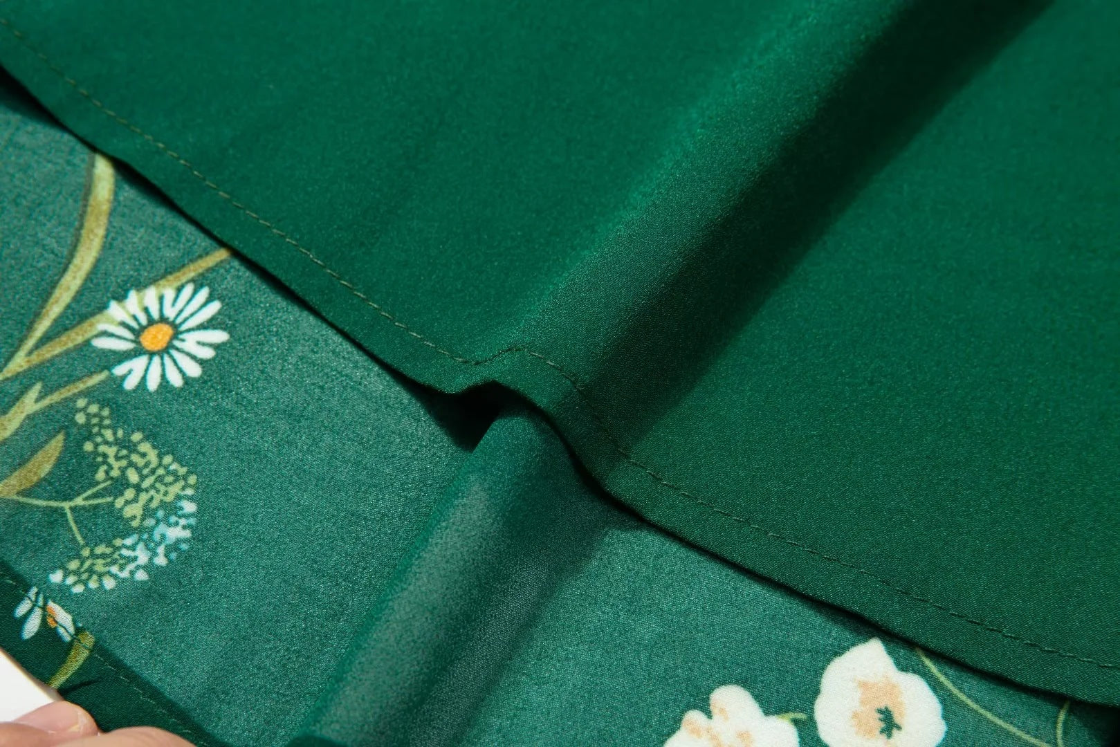 Grünes Midikleid mit Schnürung und Schlitz