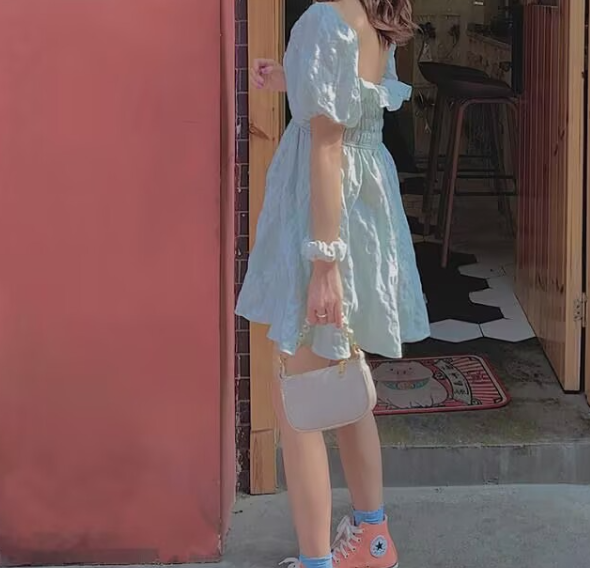 Vestido fruncido con bordado y mangas abullonadas
