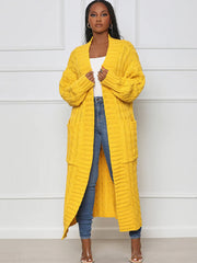 Einfarbige, figurbetonte Strickjacke mit langen Ärmeln