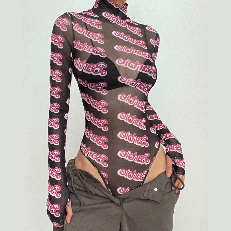 Hochgeschlossener, langärmliger Bodysuit aus transparentem Netzstoff mit Barbie-Print
