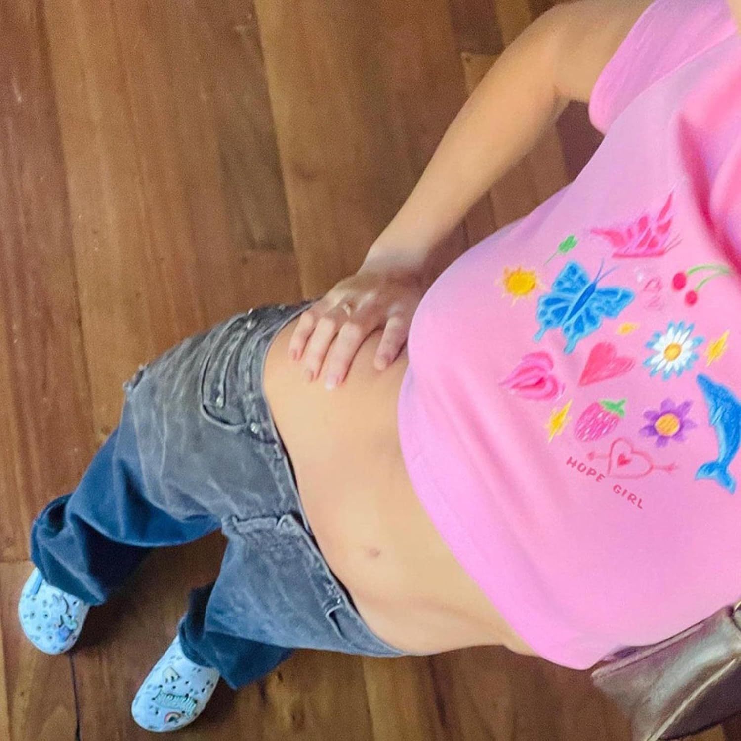 Top corto con estampado de mariposas afrutadas
