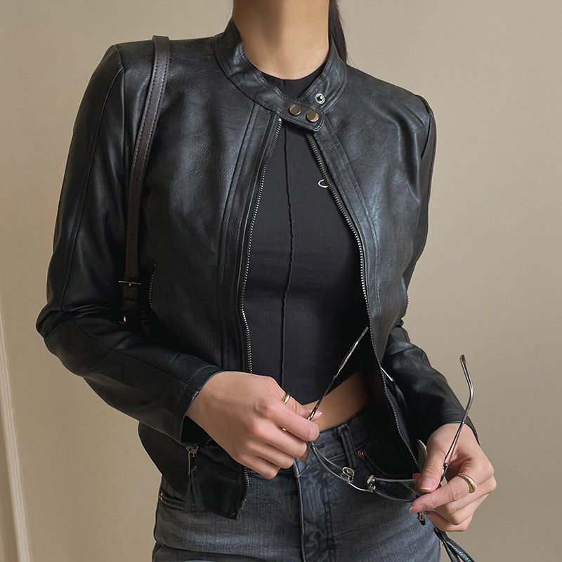 Schmale Moto-Lederjacke mit Reißverschluss am Kragen