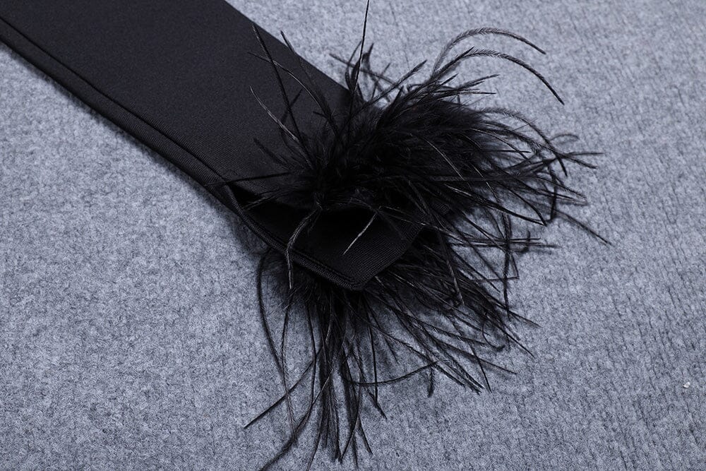 Minivestido negro con corsé de plumas