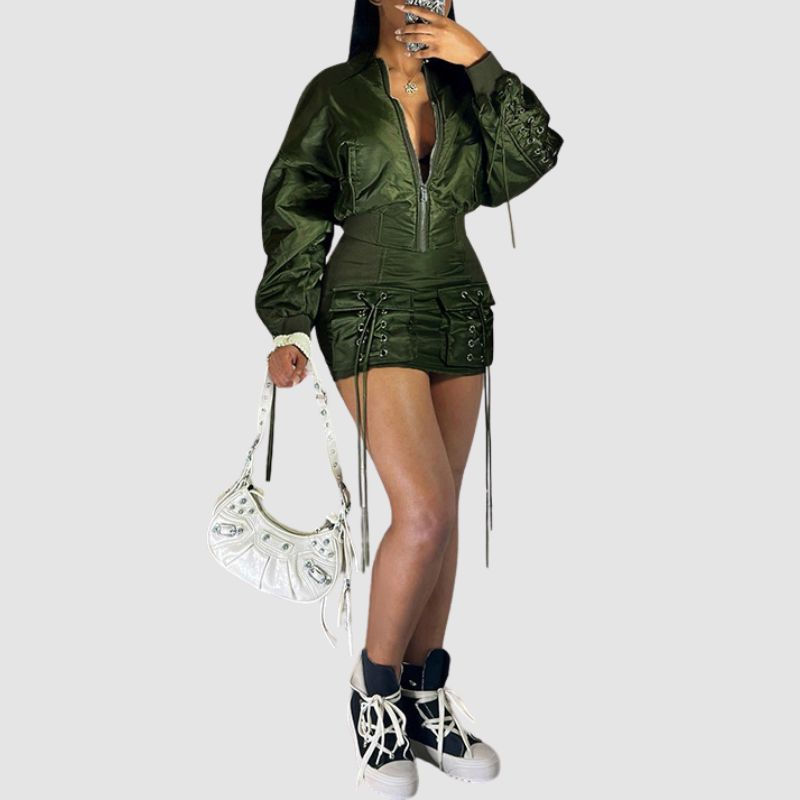 Set aus schwerer Trägerjacke und Minirock