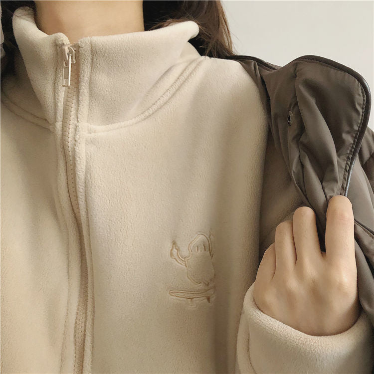 Chaqueta polar con cremallera y bordado