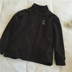 Chaqueta polar con cremallera y bordado