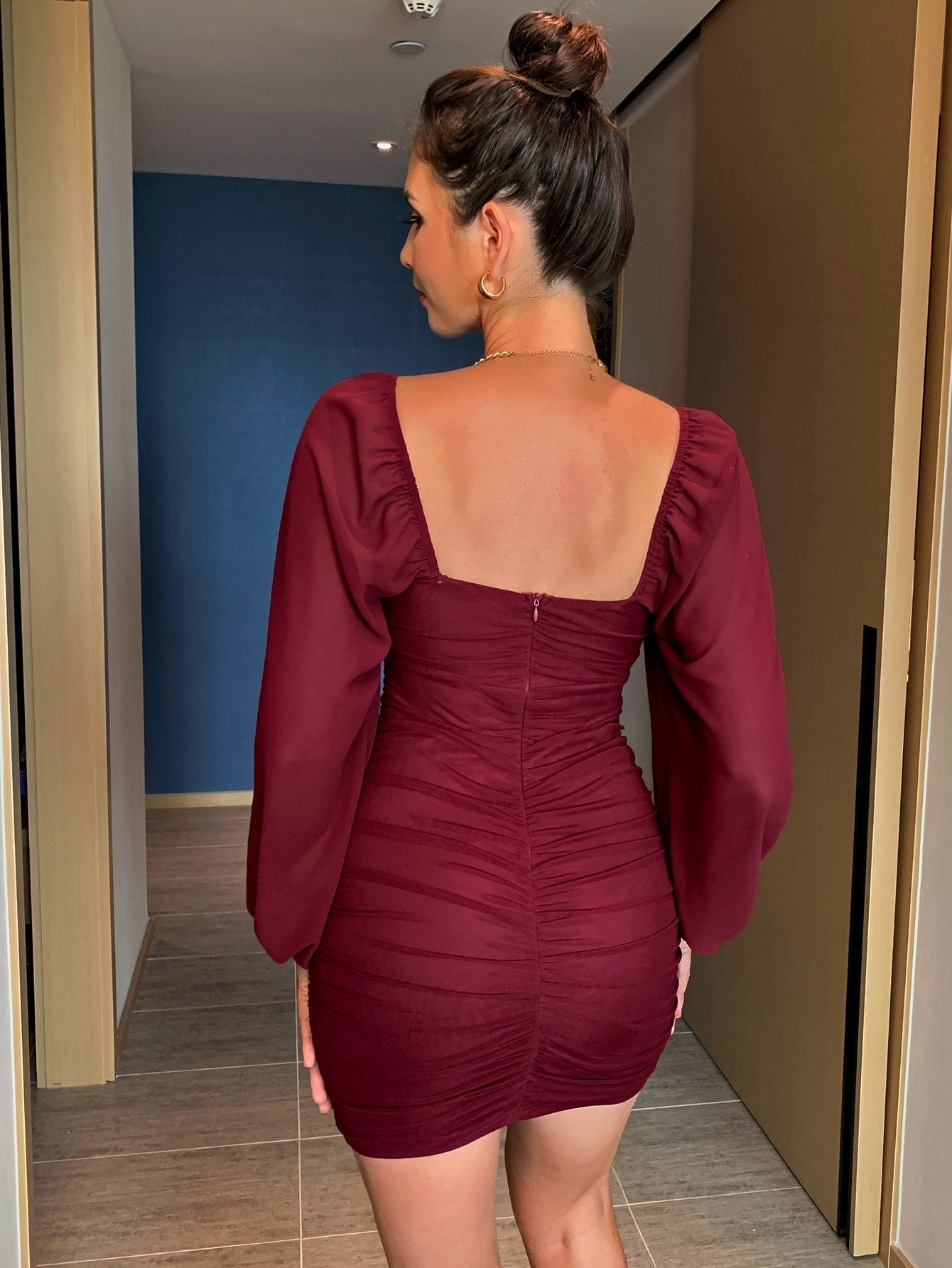 Figurbetontes Kleid mit Laternenärmeln und Rüschen