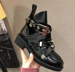 Botines con correa y hebilla recortada