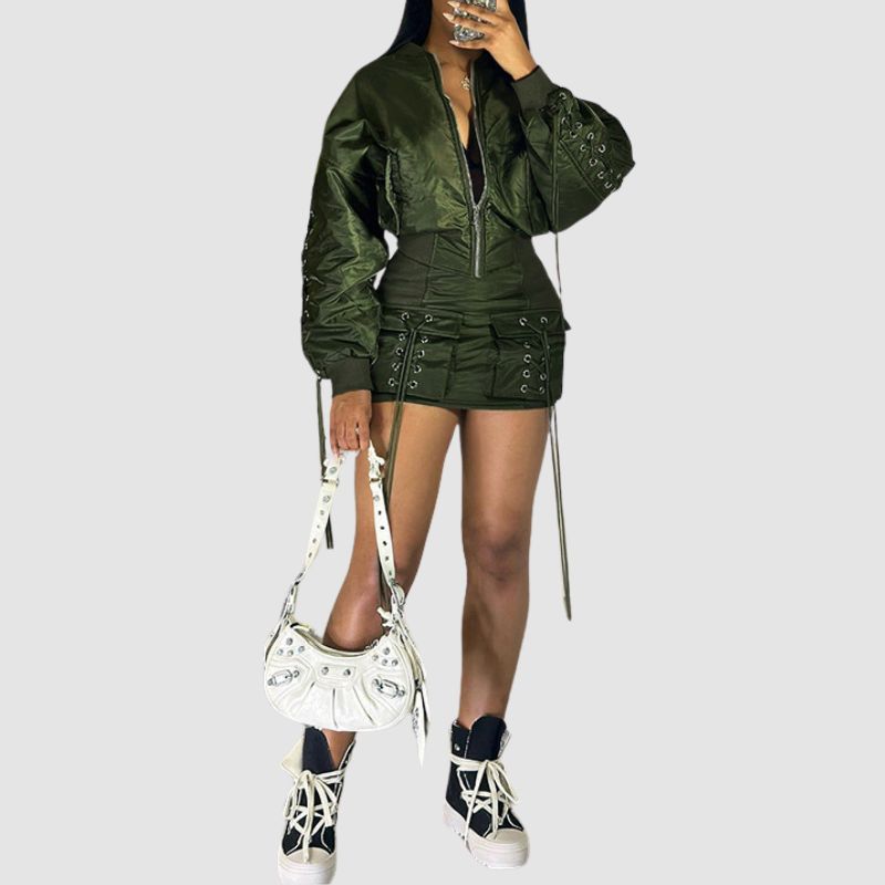 Set aus schwerer Trägerjacke und Minirock