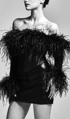 Minivestido negro con corsé de plumas