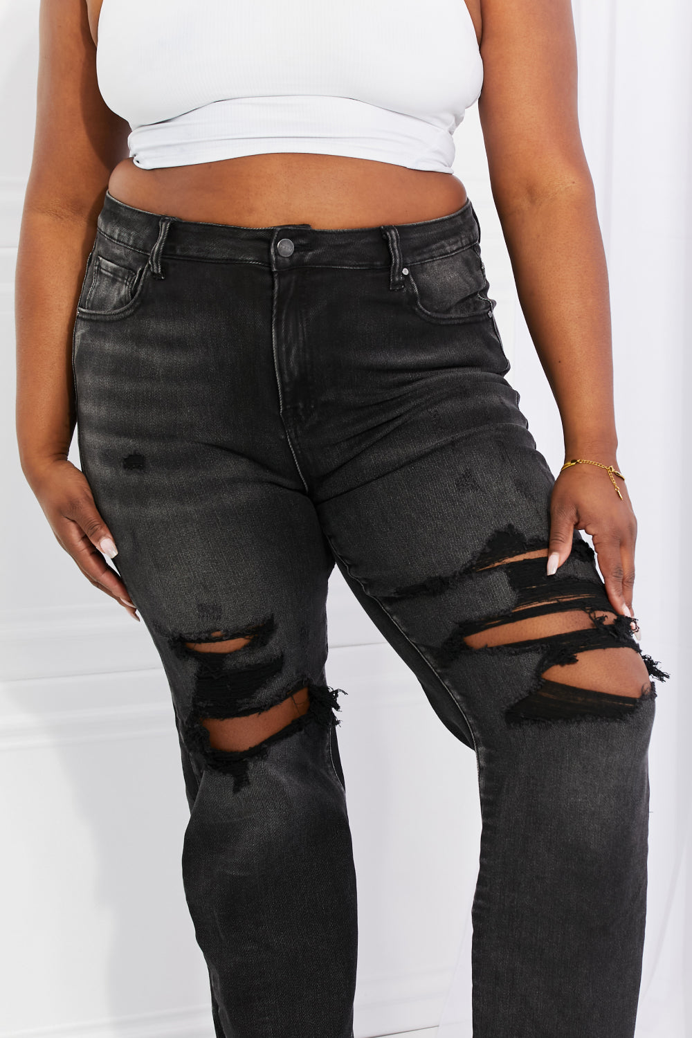 RISEN – Lois – Distressed-Jeans in lockerer Passform in voller Größe