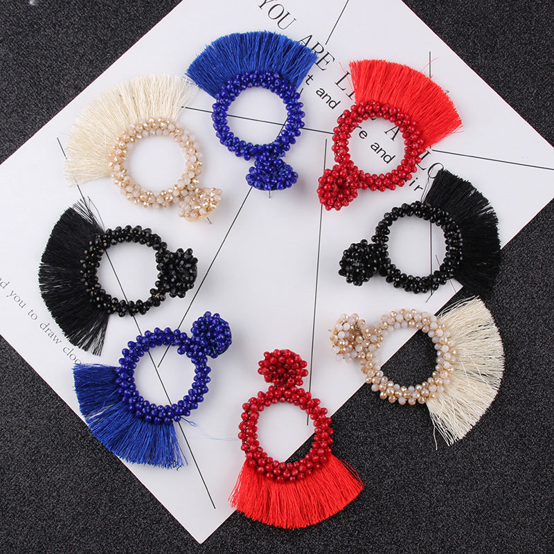 Pendientes bohemios con borlas geométricas y cuentas 