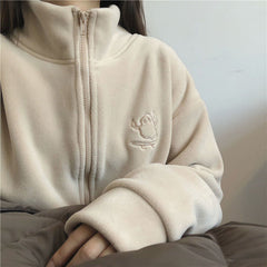 Chaqueta polar con cremallera y bordado