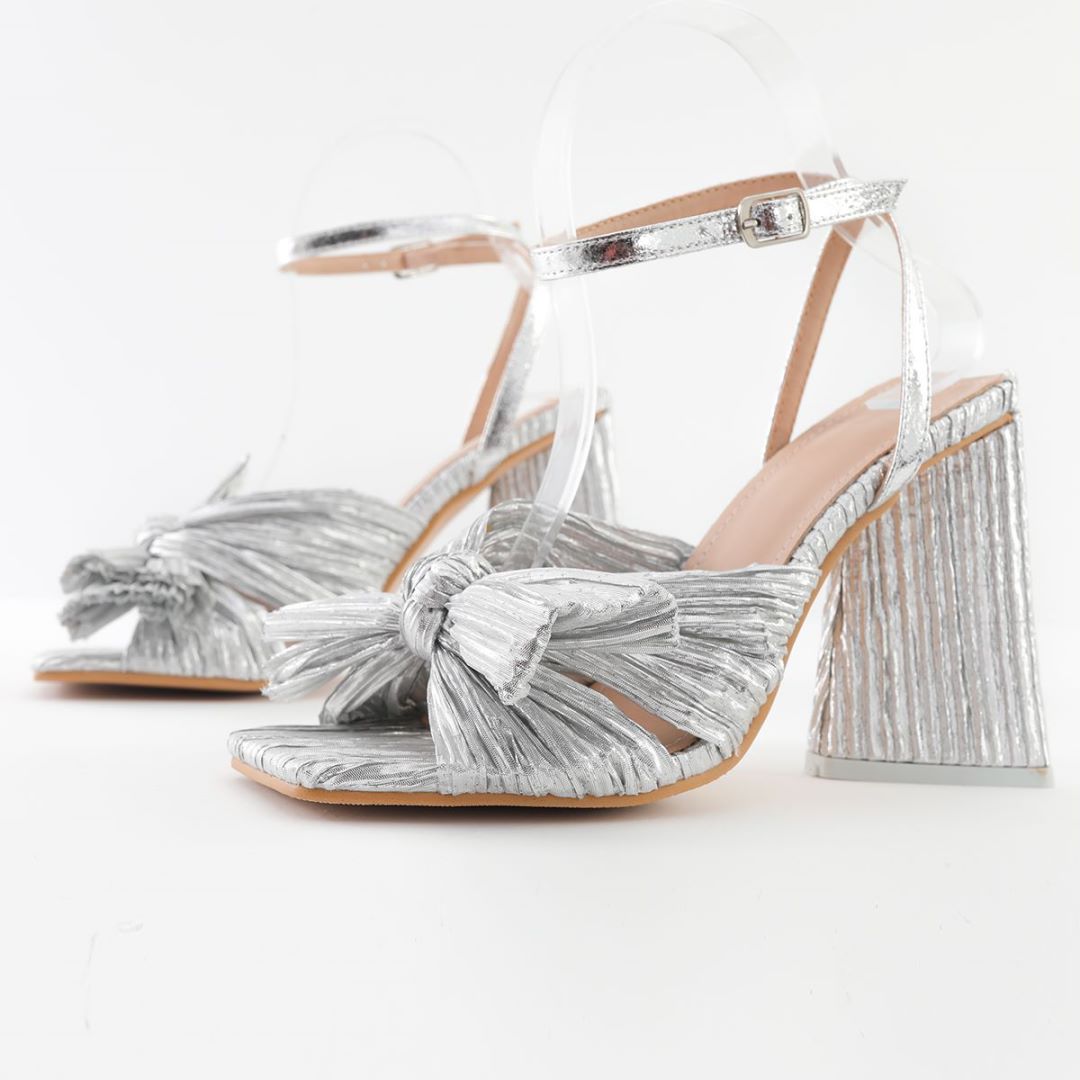 Sandalen mit Schleife und klobigem Absatz