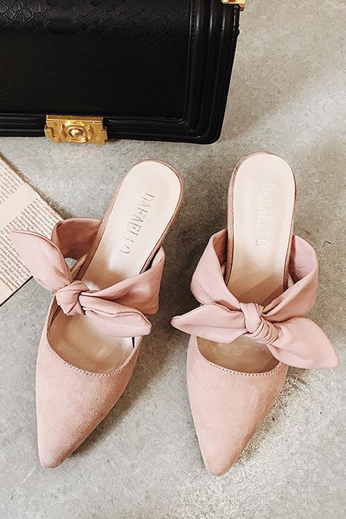 Mules con tacones de lazo