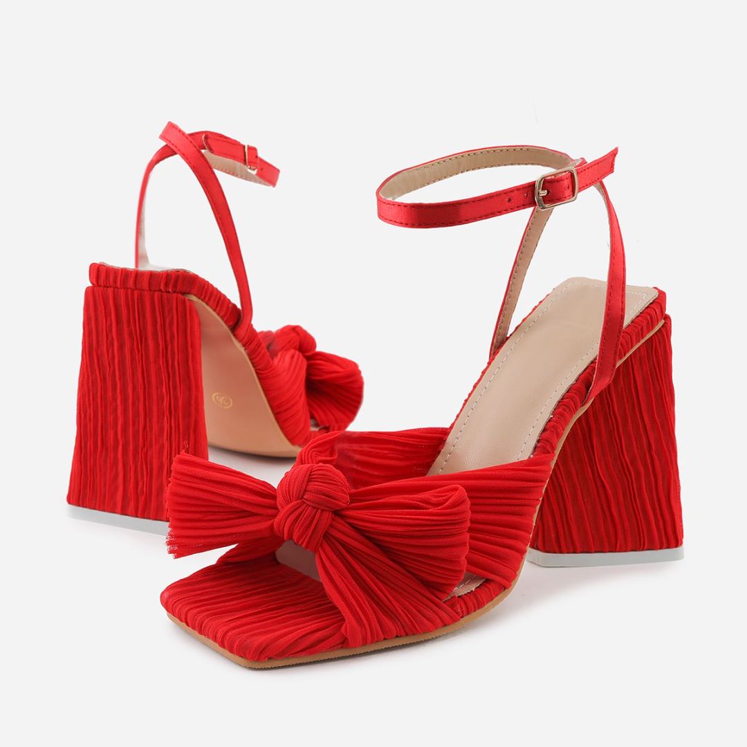 Sandalen mit Schleife und klobigem Absatz