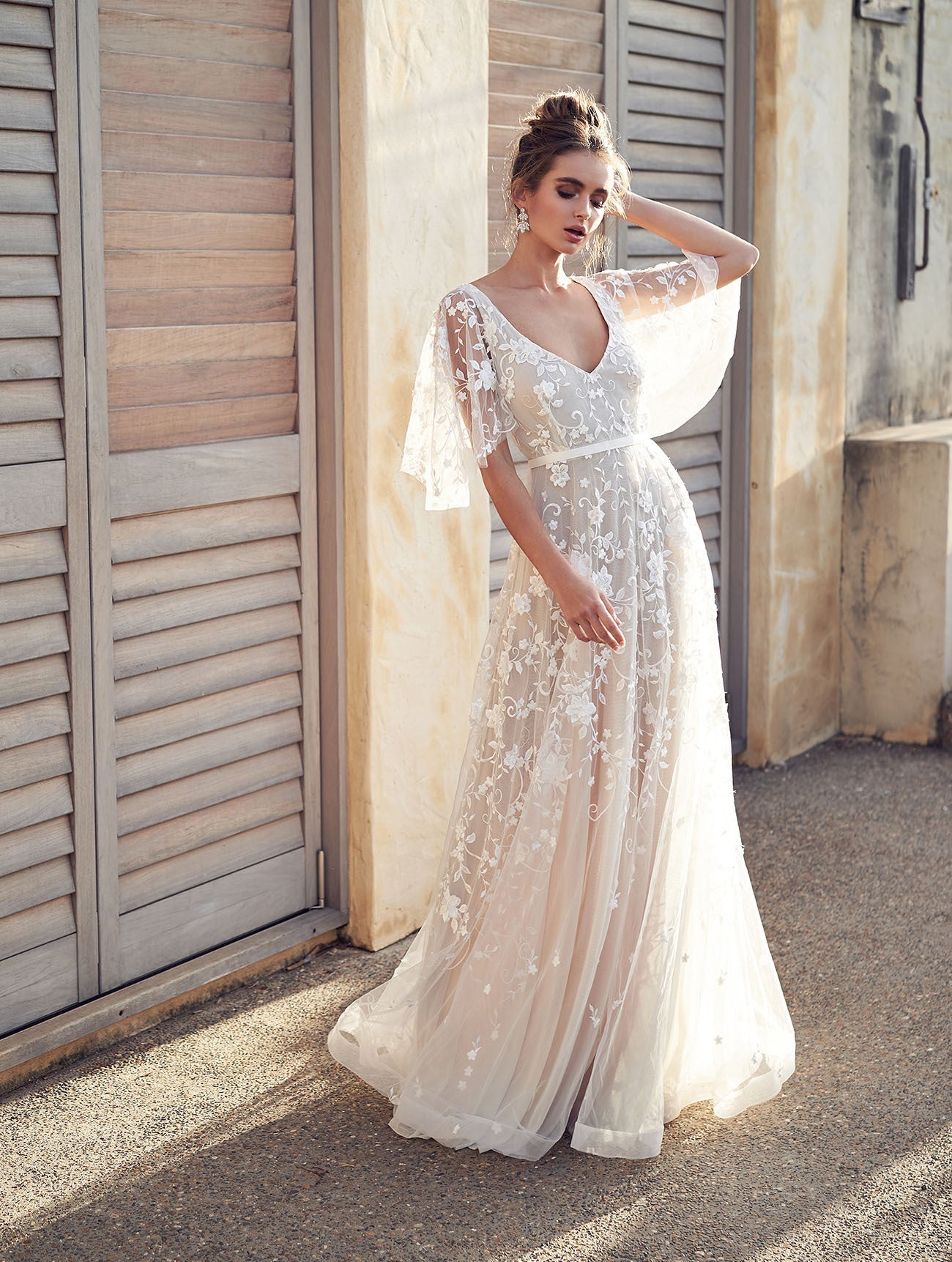 Langärmliges bodenlanges Damenkleid mit hoher Taille