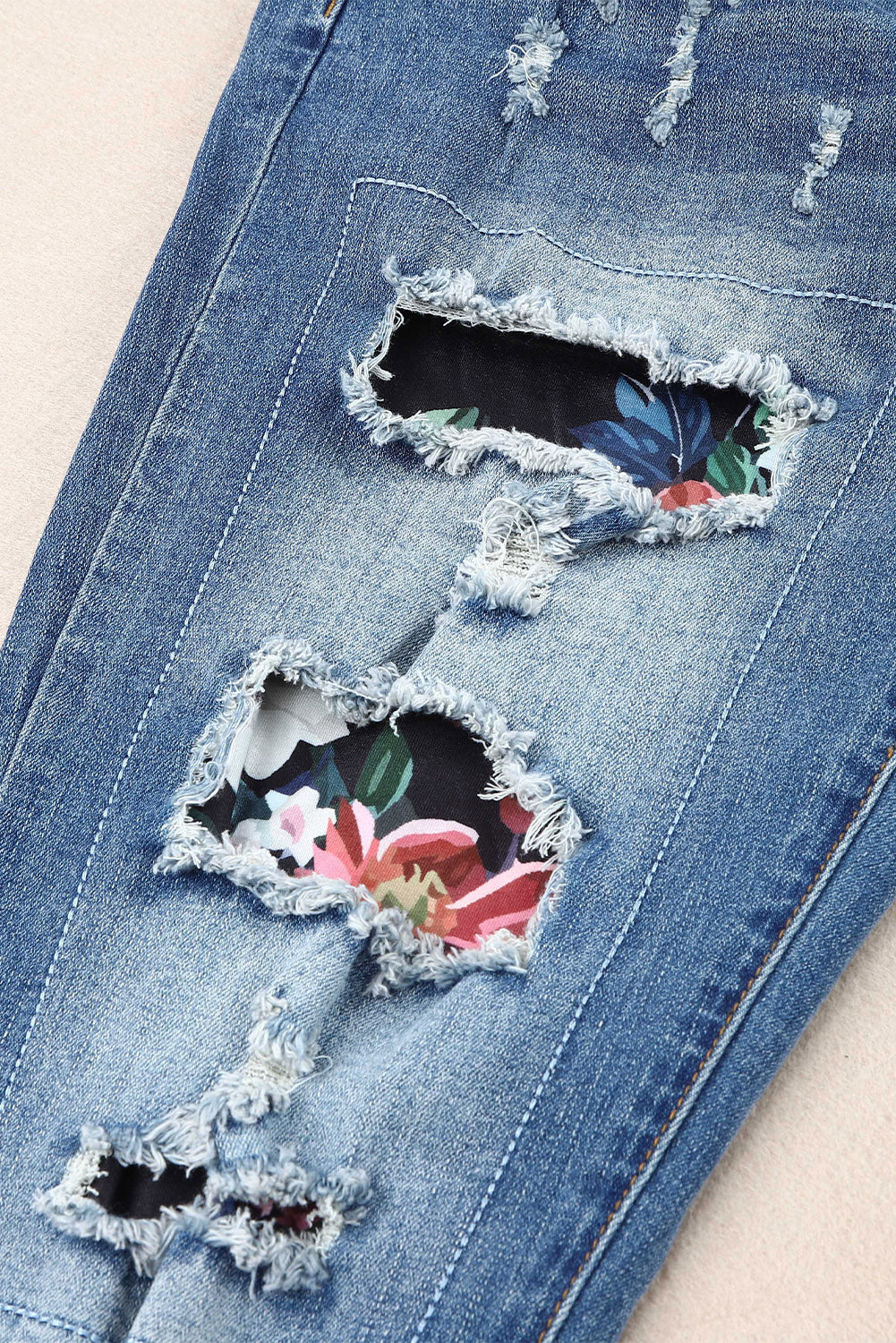 Distressed-Jeans mit Patchwork-Muster und Blumenmuster