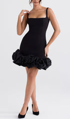 Schwarzes Kleid mit Rüschensaum