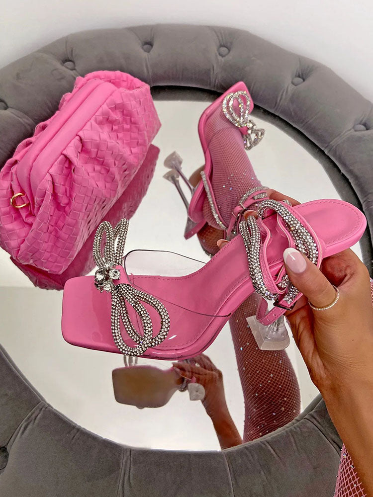 Tacones altos con punta cuadrada y lazo brillante