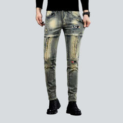 Gealterte, dehnbare Herrenjeans