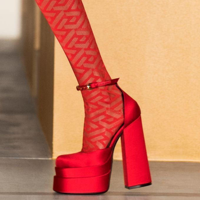Rendezvous Satin-Pumps mit doppelter Plateausohle und Kristallriemen