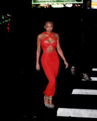 Vestido largo rojo con escote halter y aberturas 