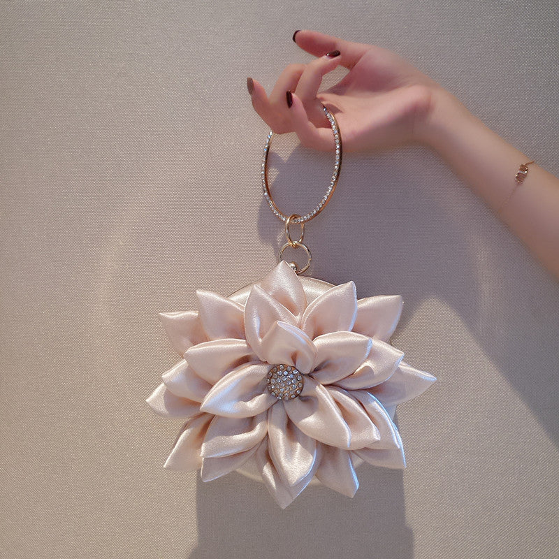 Bolso bandolera con flores rosas y diamantes de imitación